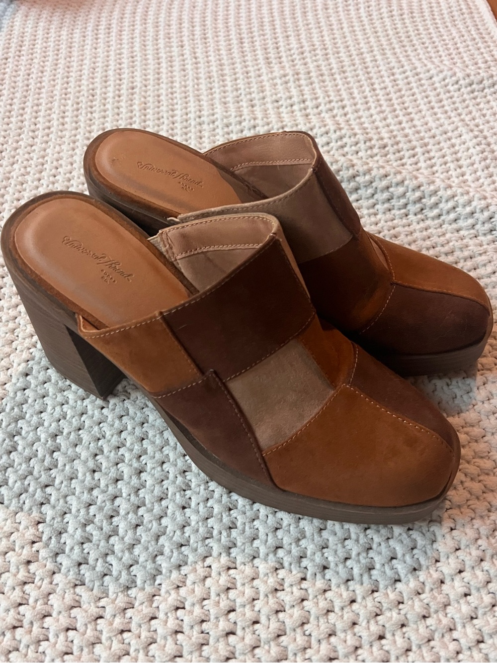 Universal Thread Tan and Brown Patchwork Platform Clogs Fall Chunky Heel Sz 8.5